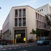 Fachada del edificio de Correos sito en la avenida Primero de Mayo de la capital.