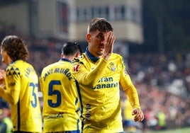 Manu Fuster celebra el golazo que le marcó al Rayo.