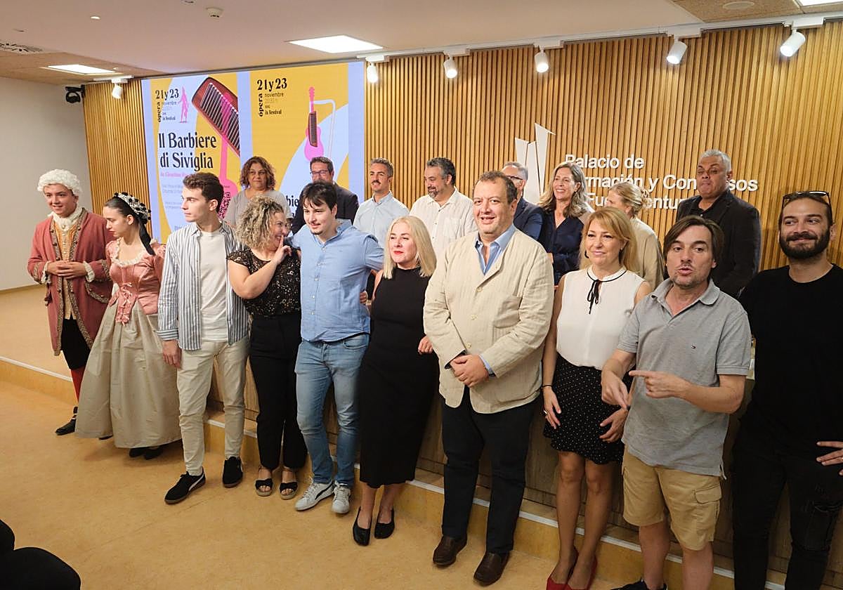 Elenco de músicos y representantes de la Viceconsejería de Cultura del Gobierno de Canarias, Cabildo de Fuerteventura y Ayuntamiento de Puerto del Rosario.