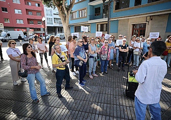 La manifestación para exigir mejoras en el centro cívico de Arenales en imágenes