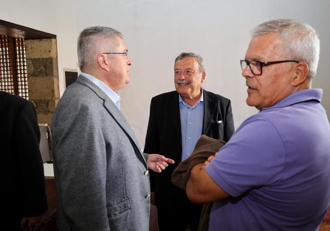 El autor, en el centro, dialogando con el actual alcalde, Marco Aurelio Pérez, a la izquierda, y un exalcalde, José Juan Santana.