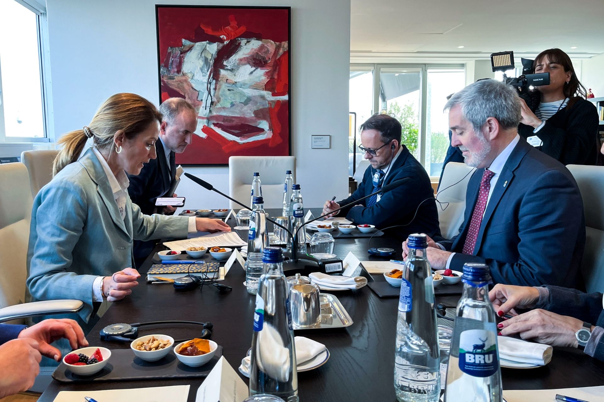 El presidente de Canarias, Fernando Clavijo, durante la reunión con la presidenta del Parlamento Europeo, Roberta Metsola, este miércoles en Bruselas