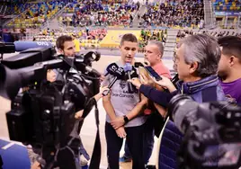 Jaka Lakovic, técnico del Granca, atiende a los medios en el entrenamiento a puertas abiertas, en el Arena.