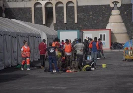 Imagen de archivo de migrantes desembarcan de un cayuco a su llegada al puerto de La Restinga