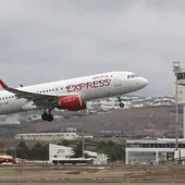 Foto archivo de un avión de la compañía Iberia Express.