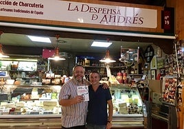 Manuel Amat, de negro, con el dueño de La despensa de Andrés.