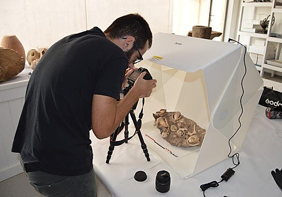 Técnico de Tibicena fotografía restos de fósiles marinos pertenecientes al Museo Arqueológico majorero.