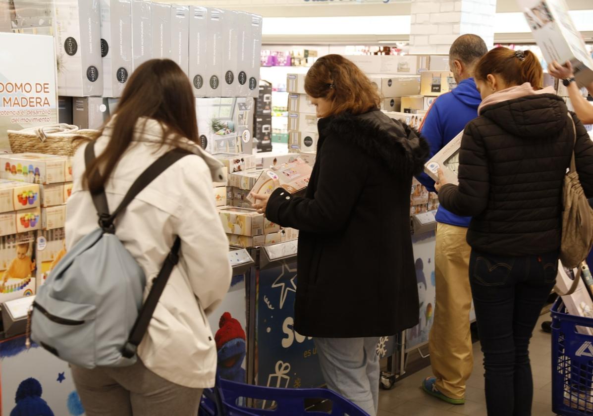 Los canarios gastarán en juguetes lo mismo que en 2023