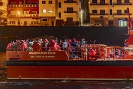 Llegada de un grupo de migrantes al muelle de La Restinga, en El Hierro, durante esta semana.