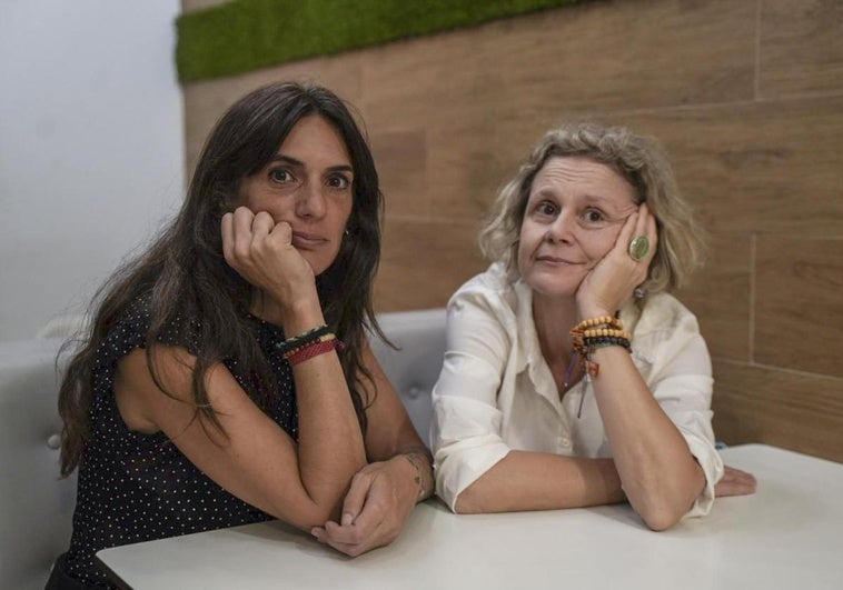 Virginia Gallego (i) y Nanda Santana, integrantes de Madres Viva.