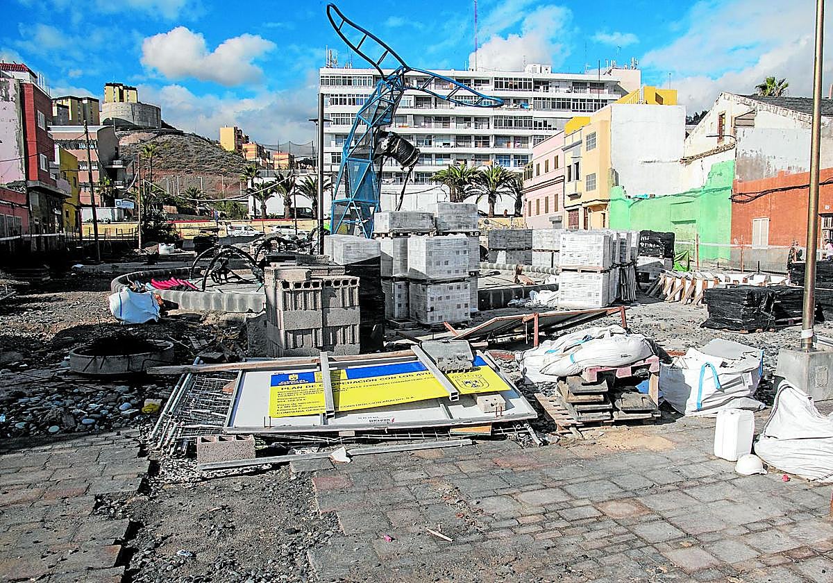 Estado de las obras abandonas en la plaza Santiago Tejera en el Barrio Marinero de San Cristóbal