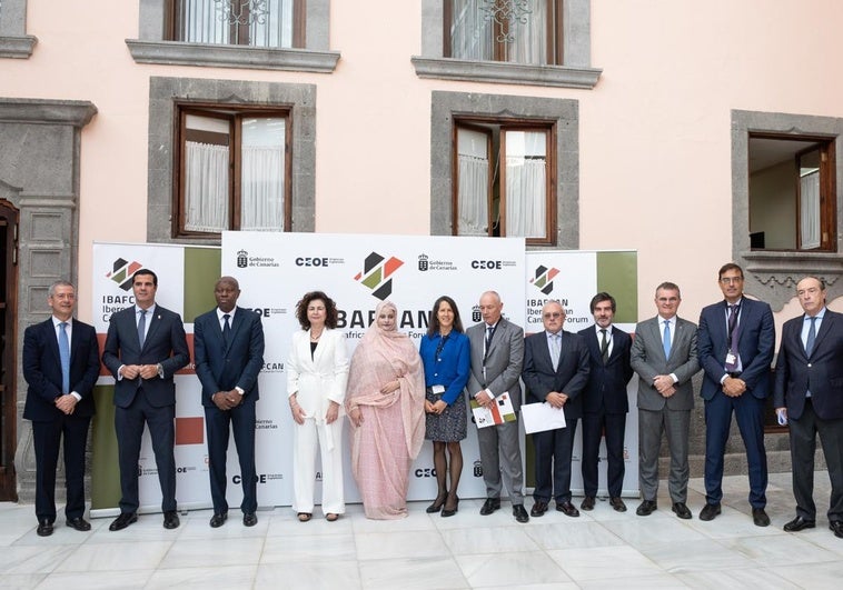 Foto de familia de la jornada inaugural de las mesas de debate del Foro Empresarial Ibero-Africano.