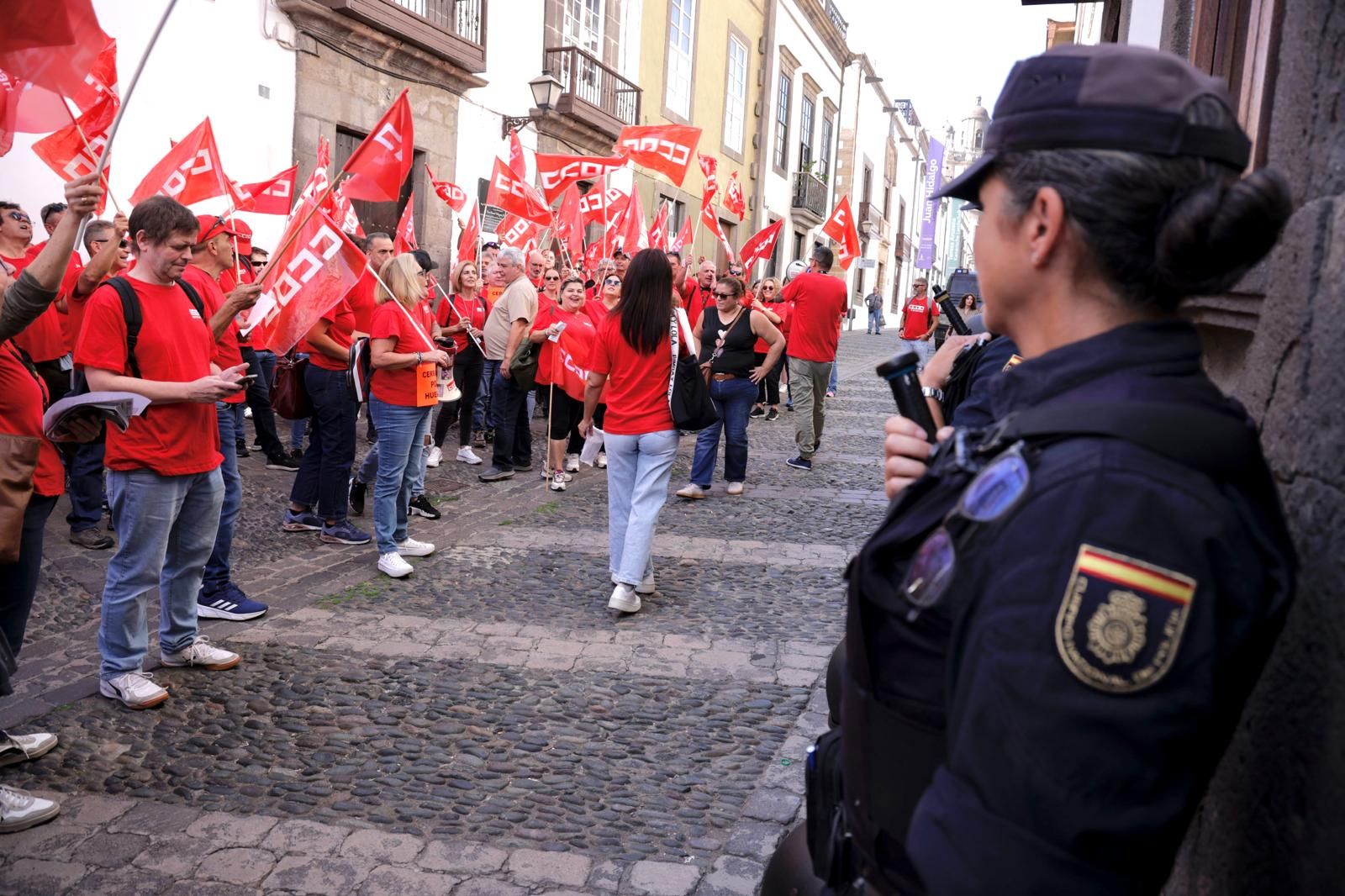 Las imágenes de la manifestación de CCOO ante la sede de la FEHT