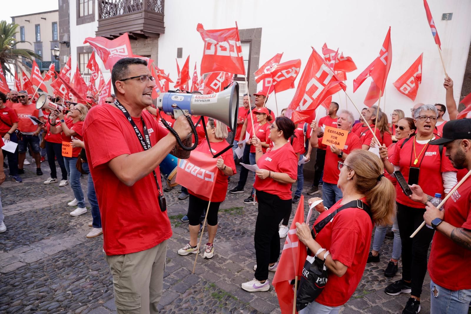 Las imágenes de la manifestación de CCOO ante la sede de la FEHT