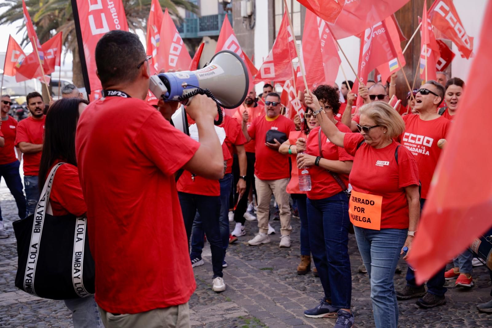 Las imágenes de la manifestación de CCOO ante la sede de la FEHT