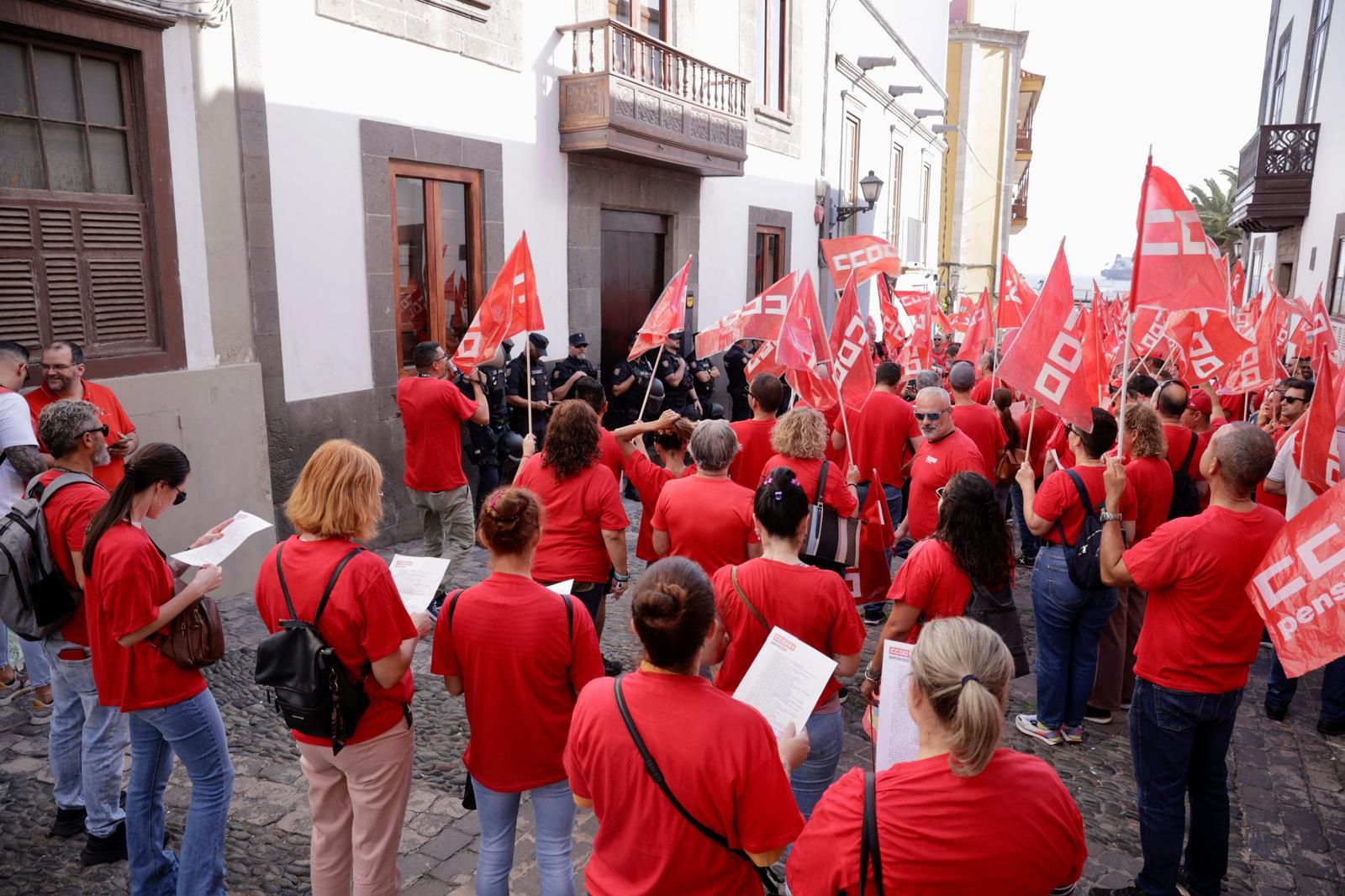 Las imágenes de la manifestación de CCOO ante la sede de la FEHT