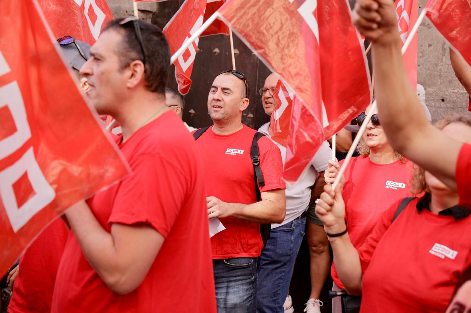 Las imágenes de la manifestación de CCOO ante la sede de la FEHT