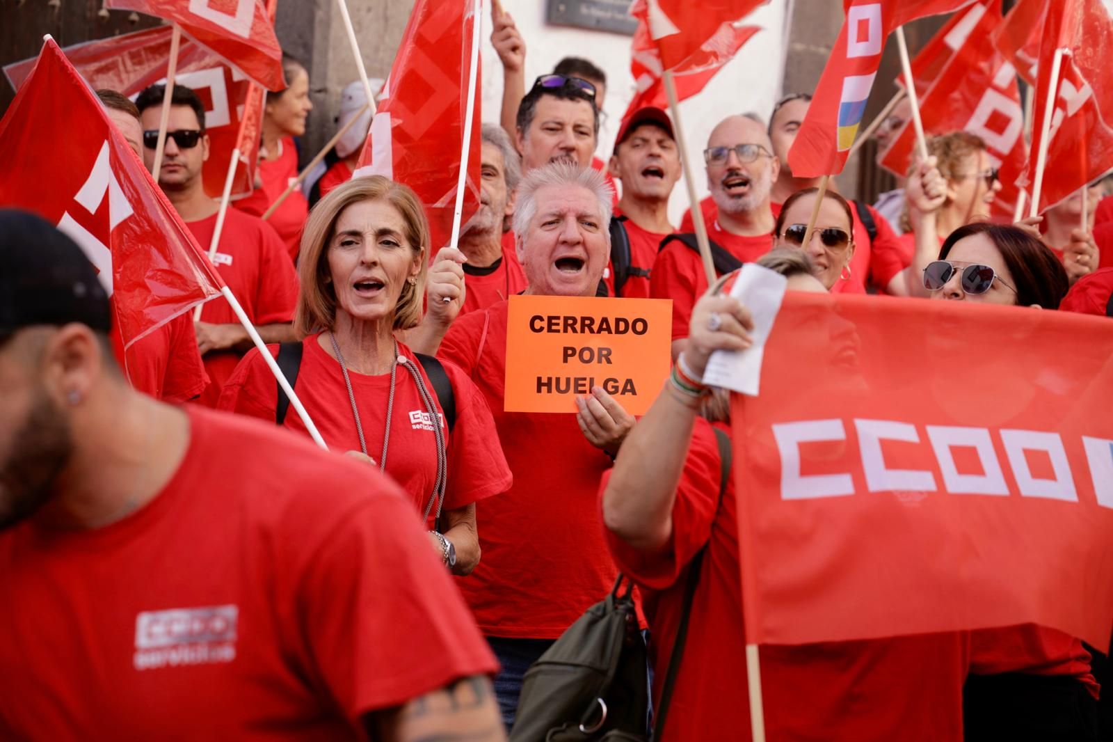 Las imágenes de la manifestación de CCOO ante la sede de la FEHT