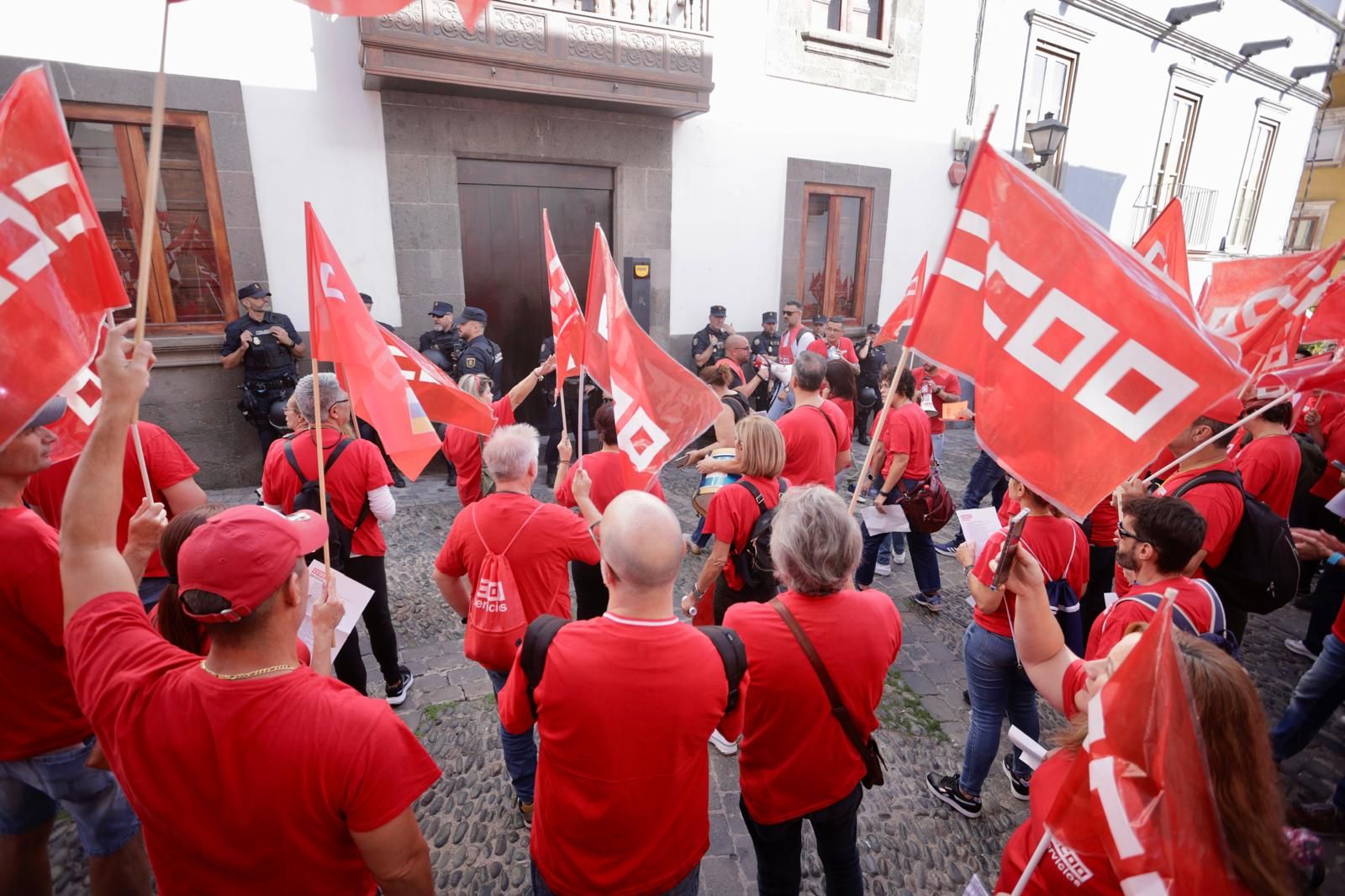 Las imágenes de la manifestación de CCOO ante la sede de la FEHT