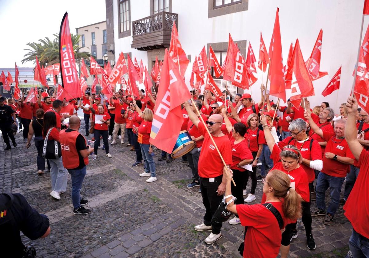 Las imágenes de la manifestación de CCOO ante la sede de la FEHT