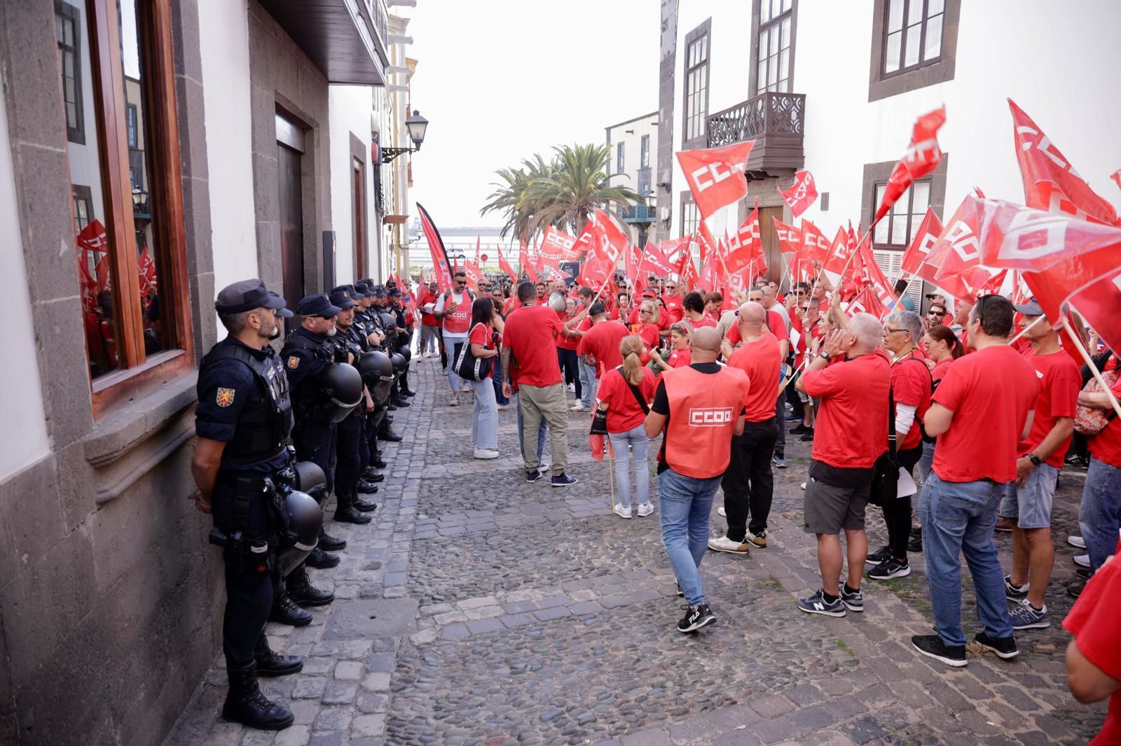 Las imágenes de la manifestación de CCOO ante la sede de la FEHT