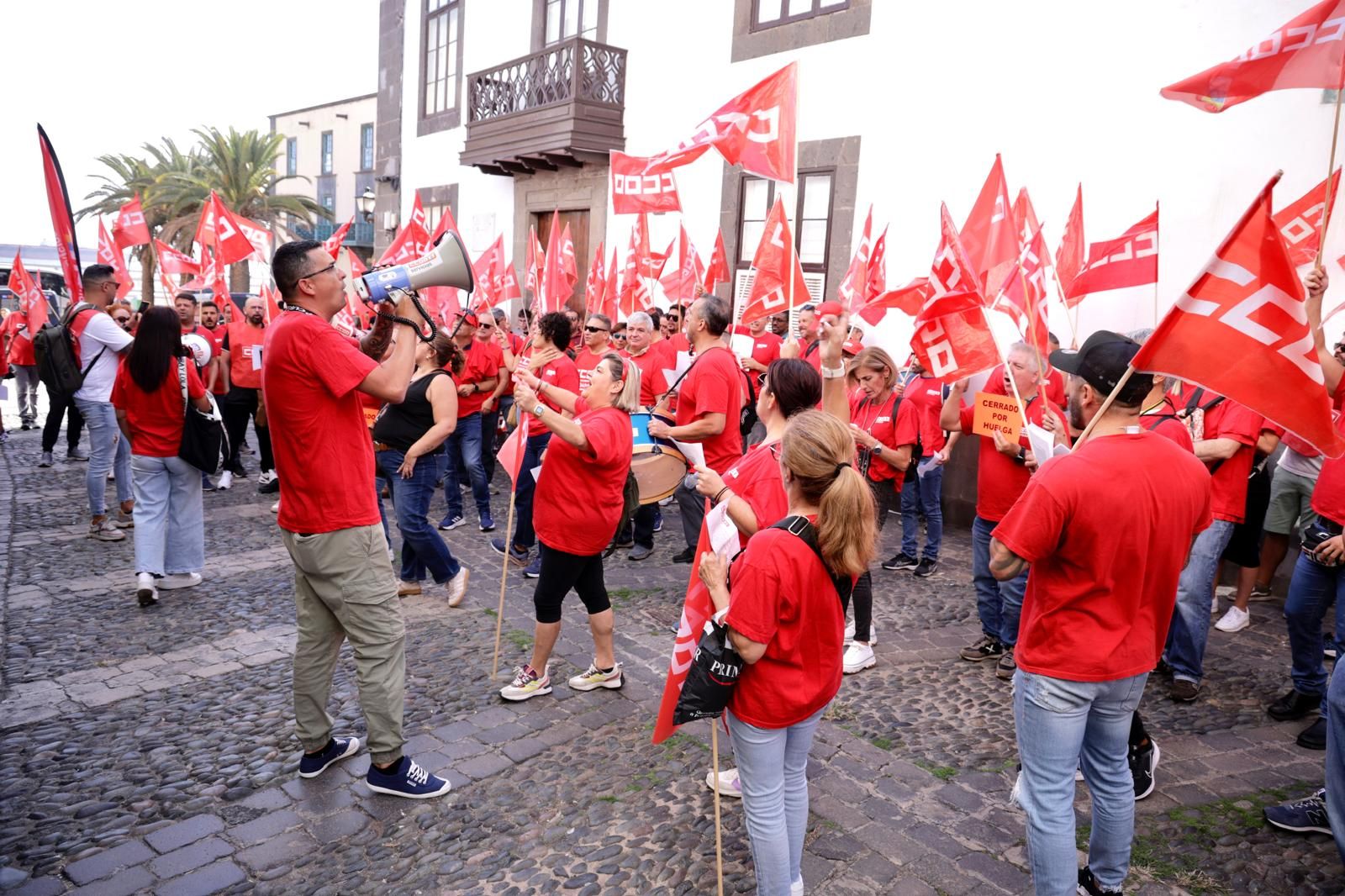 Las imágenes de la manifestación de CCOO ante la sede de la FEHT