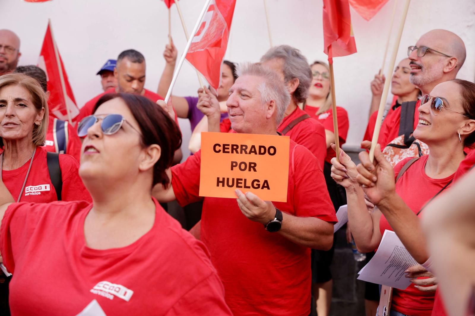 Las imágenes de la manifestación de CCOO ante la sede de la FEHT