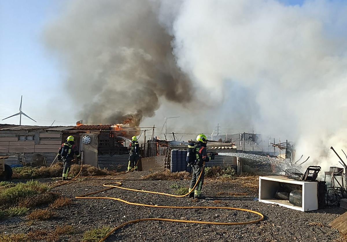 Intervención de los bomberos en la zona afectada.