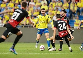 Sandro Ramírez pugna por un balón con Mojica.