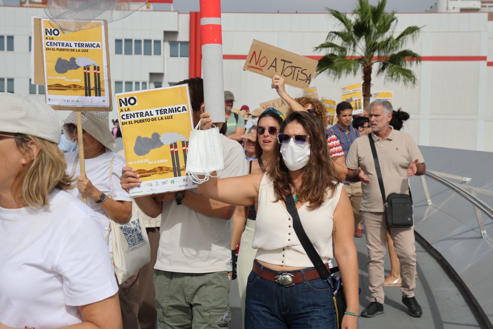 Las imágenes de la protesta contra la planta de gas en el Puerto de Las Palmas