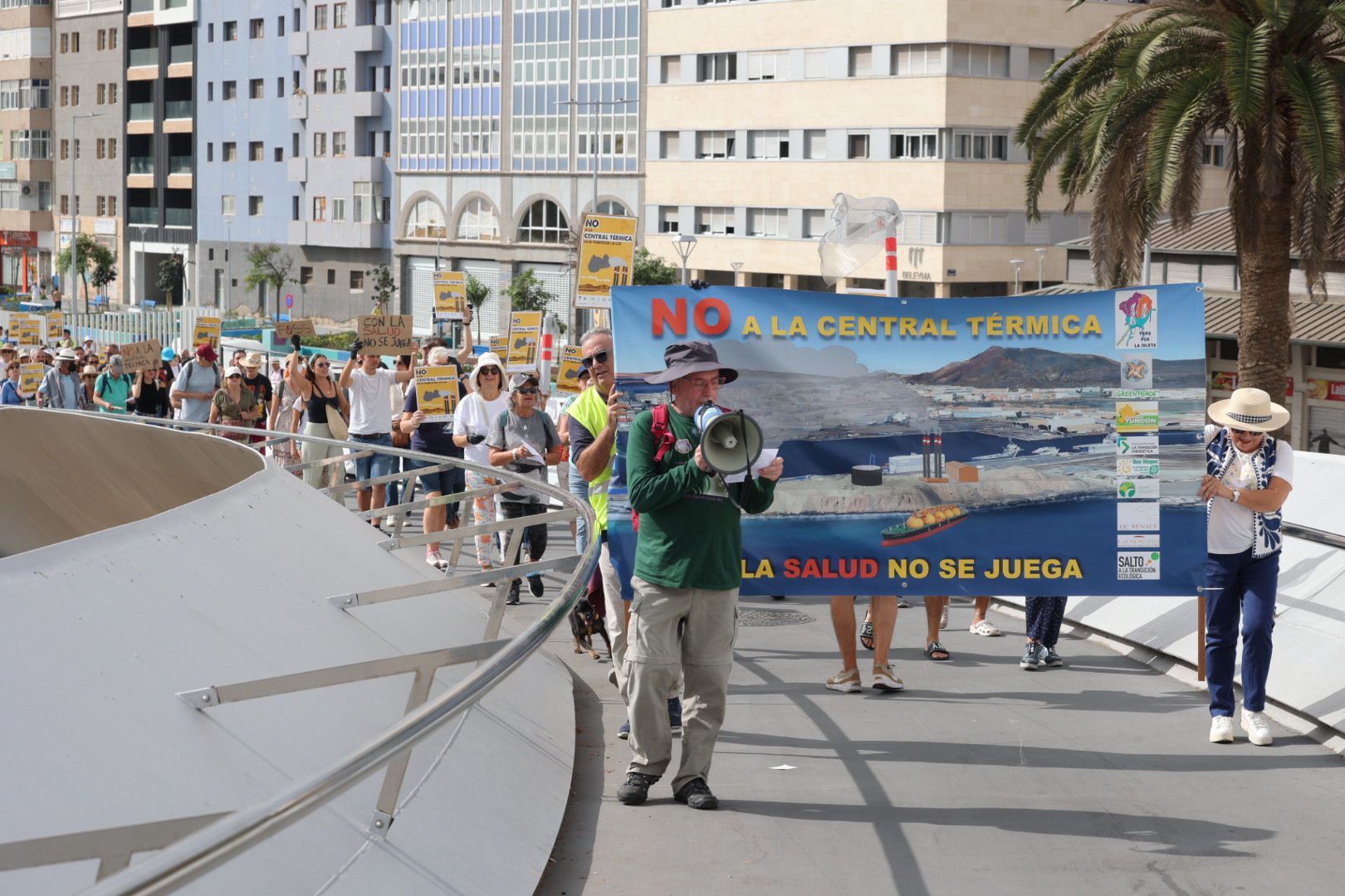 Las imágenes de la protesta contra la planta de gas en el Puerto de Las Palmas