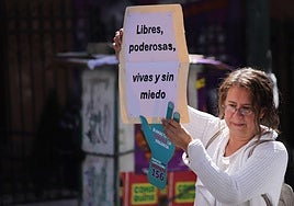 Una manifestante contra la violencia machista en Bolivia.