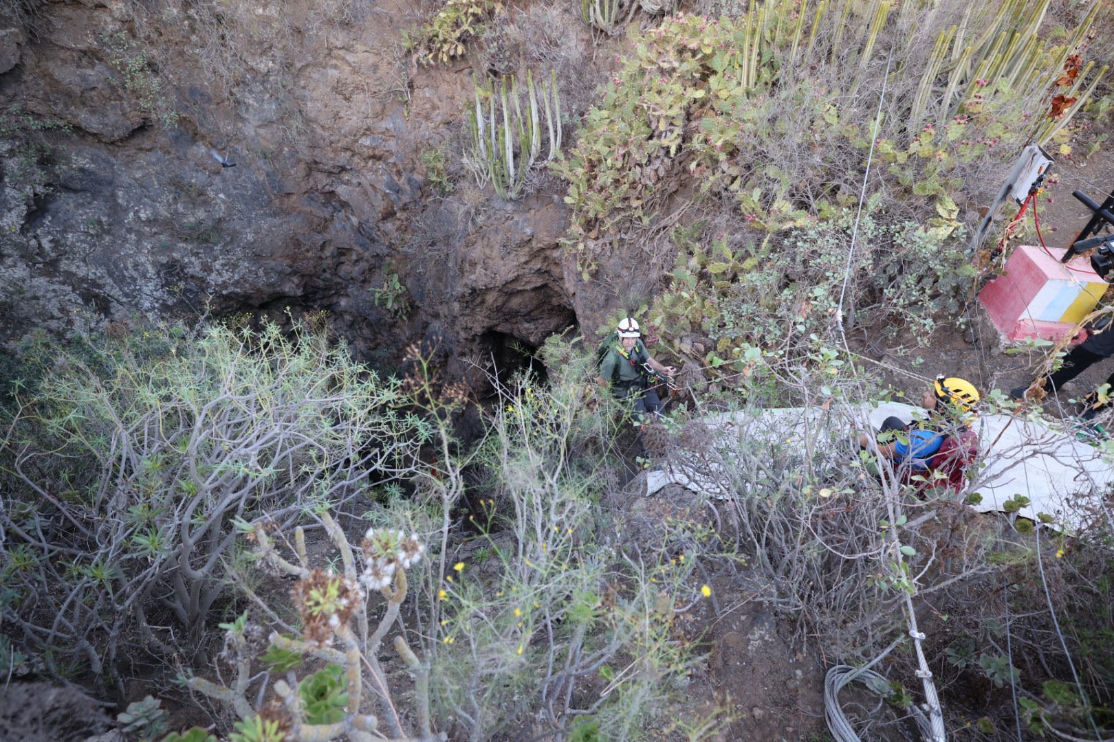 Quinto descenso para la intervención arqueológica en la Sima de Jinámar
