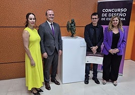 Rafael Gómez es el autor de la obra ganadora del concurso de esculturas por el 25N.