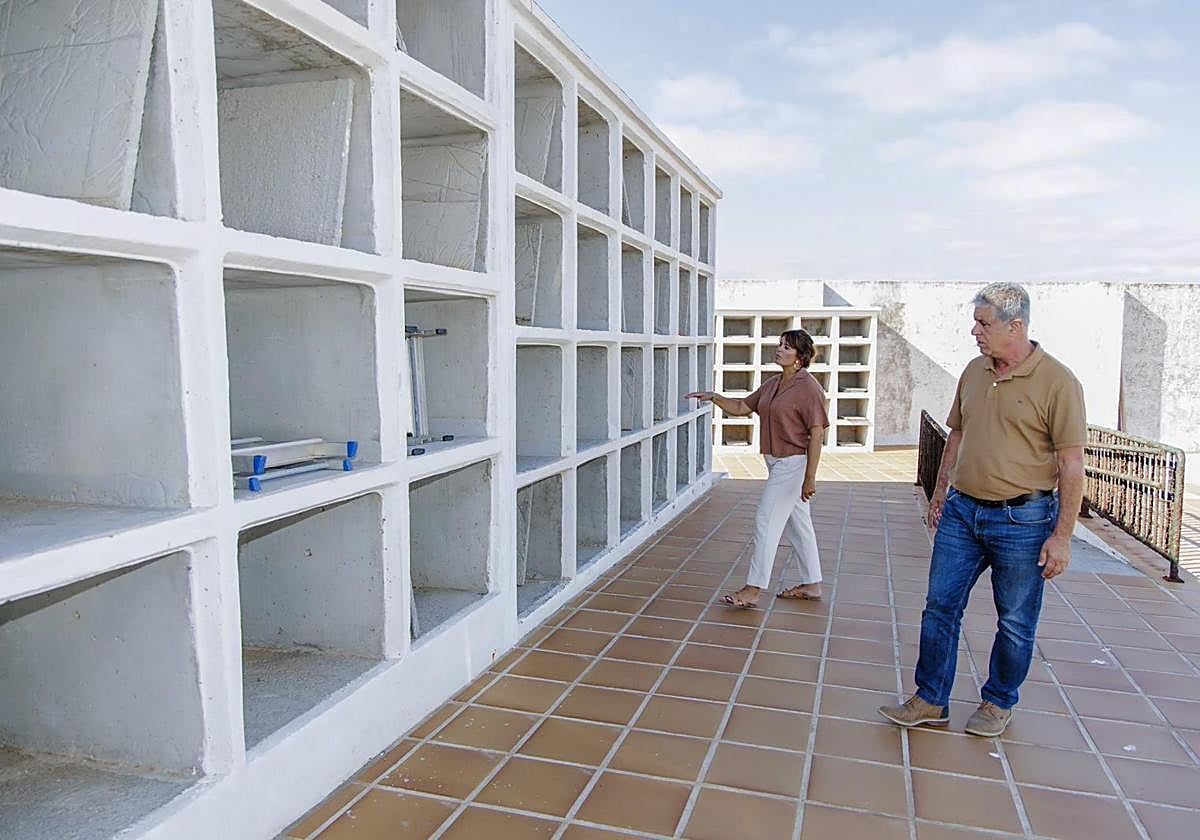 Autoridades en el camposanto que será ampliado.