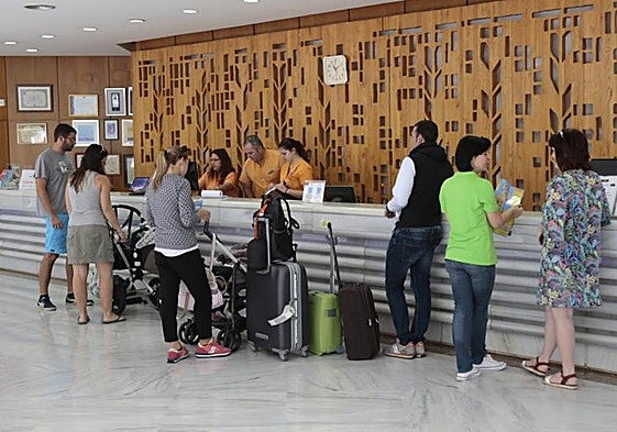 Registro de turistas en un hotel en Costa Teguise.