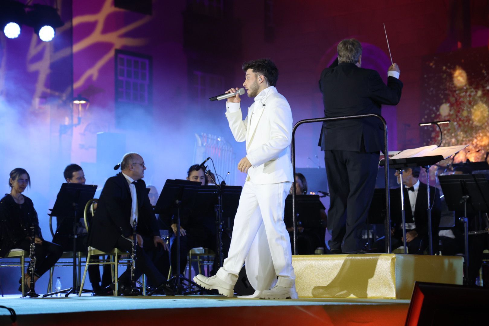 Luces, magia y música en el encendido navideño de la capital