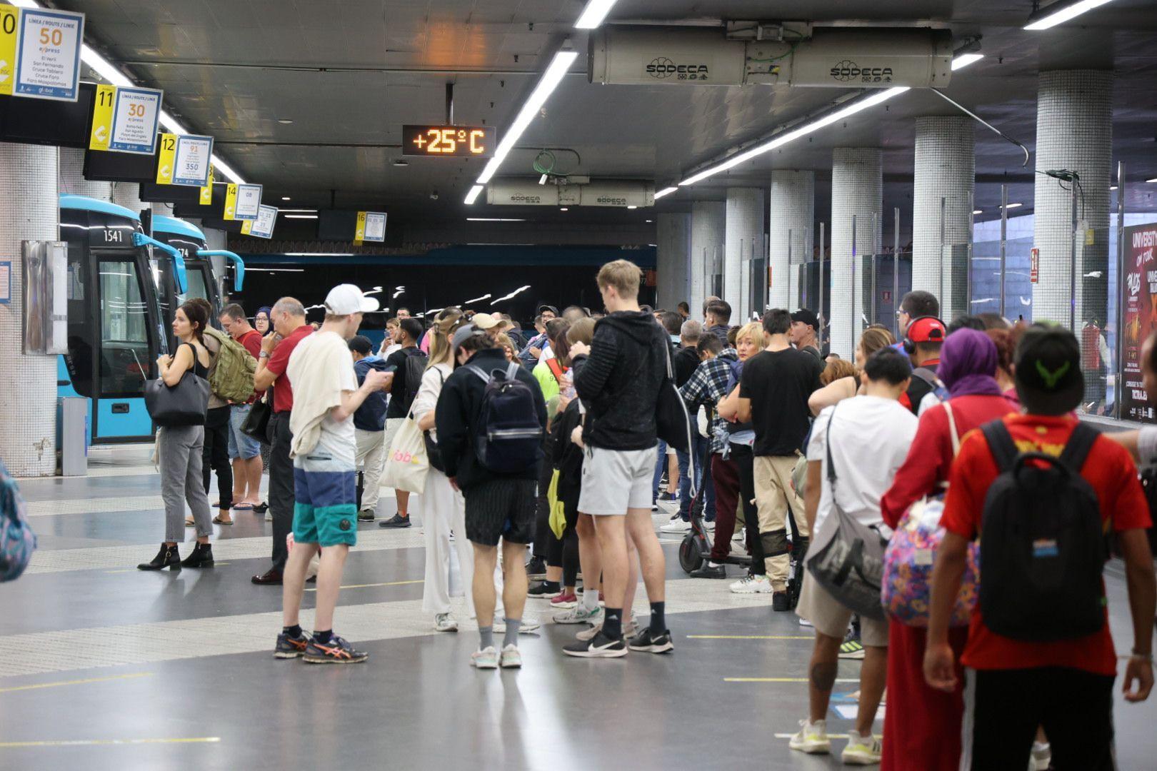 La huelga de transportes de la capital grancanaria, en imágenes