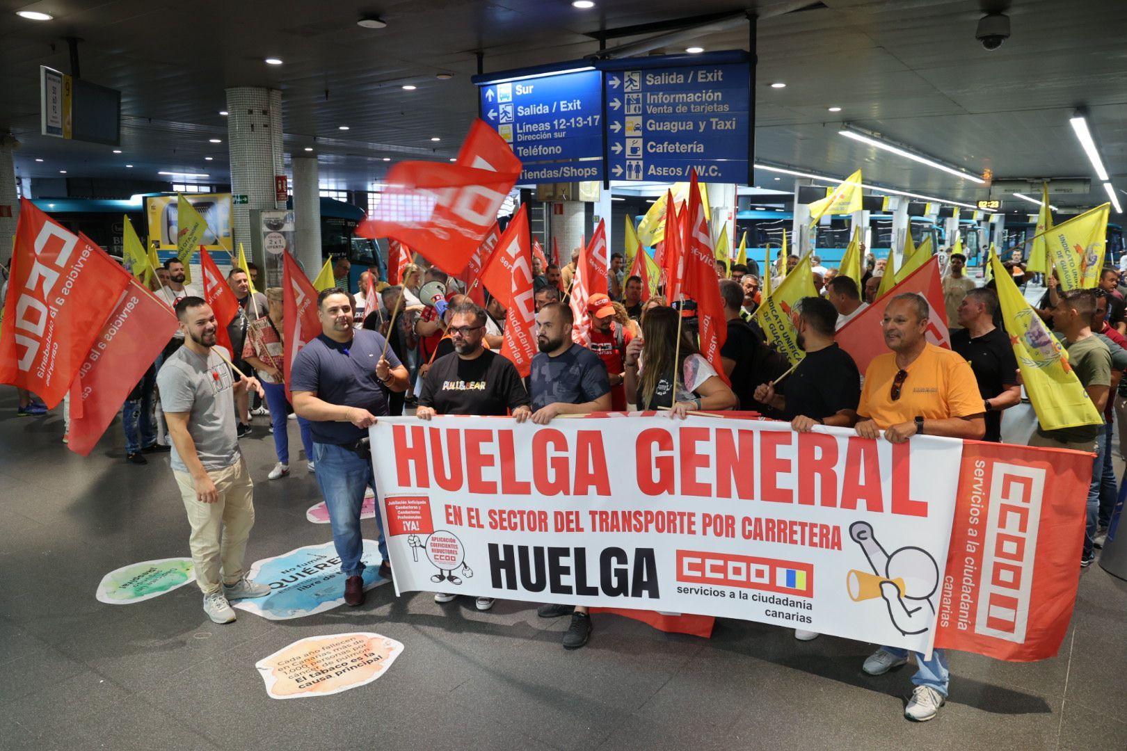 La huelga de transportes de la capital grancanaria, en imágenes