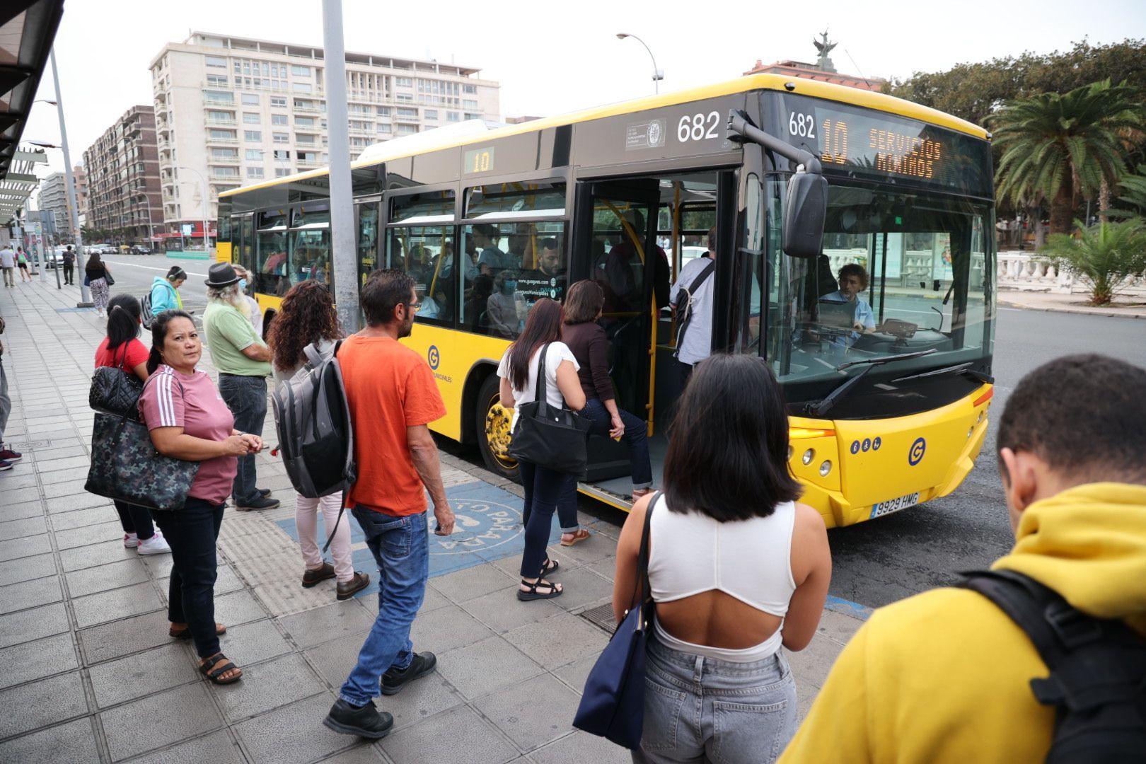 La huelga de transportes de la capital grancanaria, en imágenes