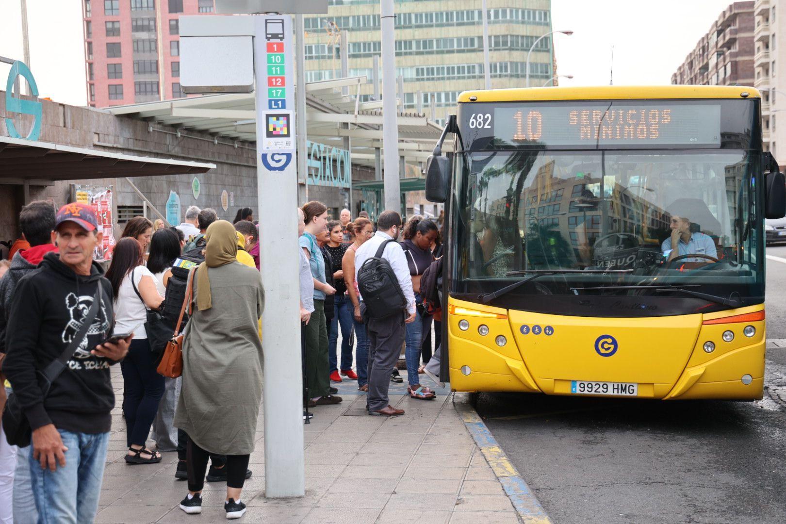 La huelga de transportes de la capital grancanaria, en imágenes