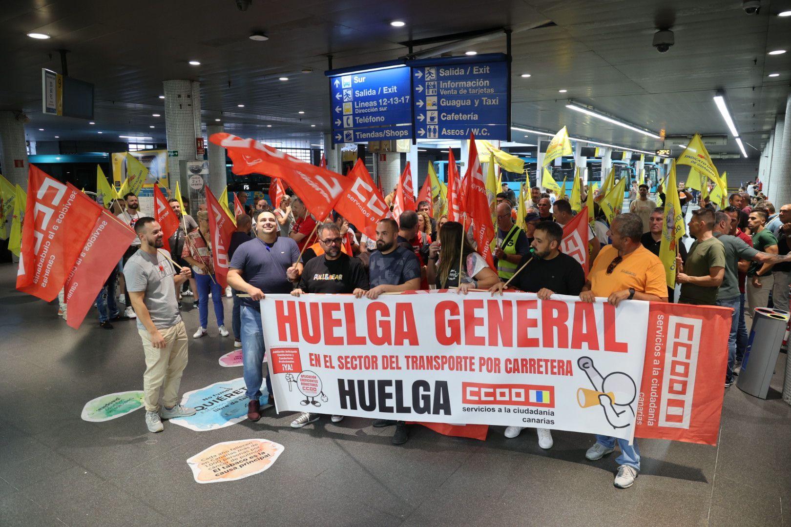 La huelga de transportes de la capital grancanaria, en imágenes