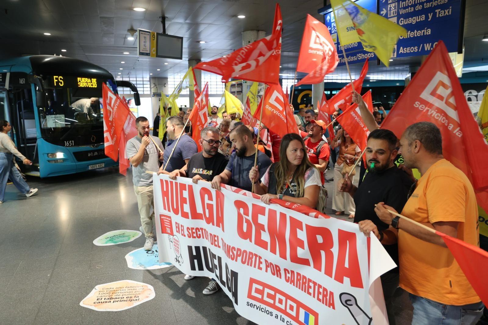 La huelga de transportes de la capital grancanaria, en imágenes