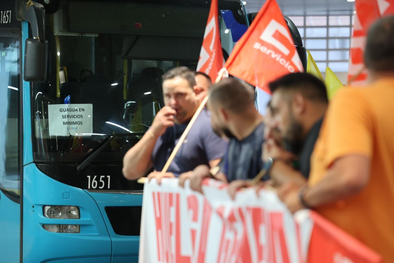 La huelga de transportes de la capital grancanaria, en imágenes