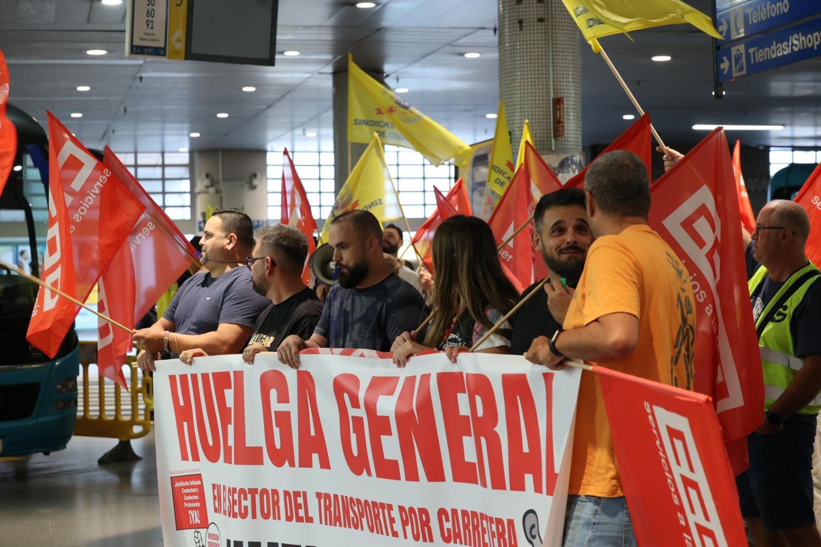 La huelga de transportes de la capital grancanaria, en imágenes