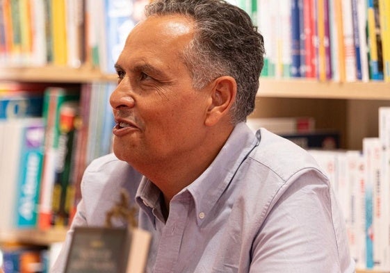 El grancanario Santiago Gil, durante la presentación de 'Rastros de vidas y palabras', en la Casa del Libro.