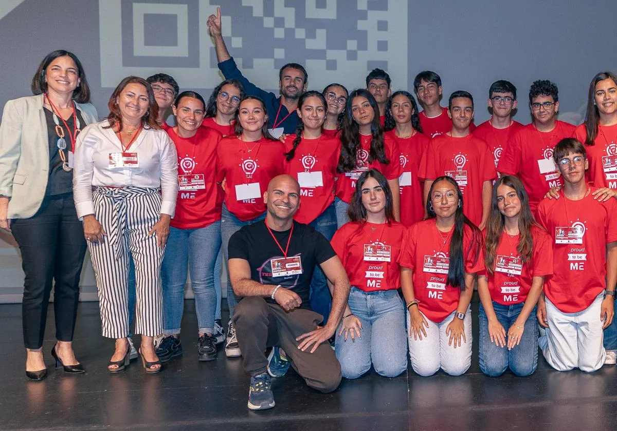 Consejera Ascensión Toledo en un acto con estudiantes.