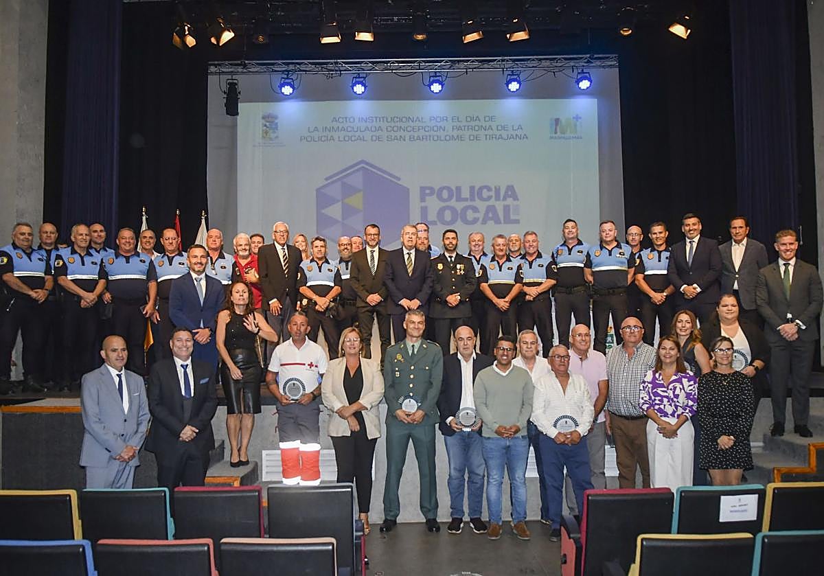 Foto de familia de los cargos públicos municipales junto a los agentes y los vecinos homenajeados.