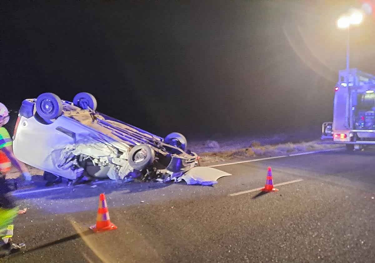Aparatoso vuelco de un coche en Teguise
