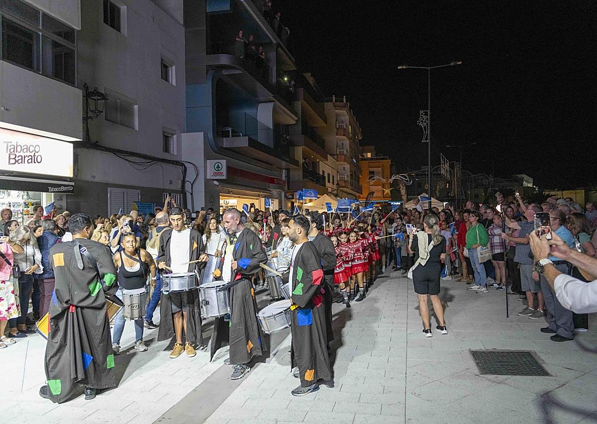 Imagen secundaria 1 - Multitudinaria bienvenida a la Navidad en Mogán